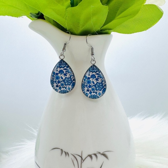 Blue and White Floral Pattern Glass Cabochon Design Earrings - Picture 4 of 4